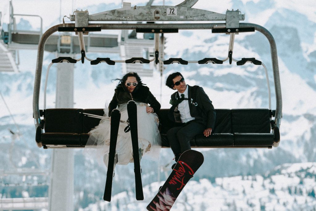 Intimate and simple wedding on skis