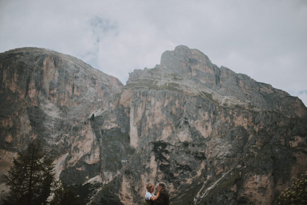 coppia nelle dolomiti che si baciano matrimonio alta badia