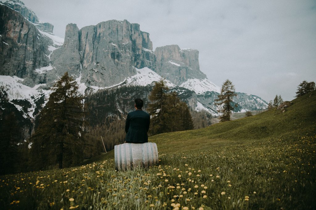 Bräutigam wartet auf die Braut für den ersten Blick zwischen den Ehepartnern - Hochzeit in den Dolomiten, Colfosco