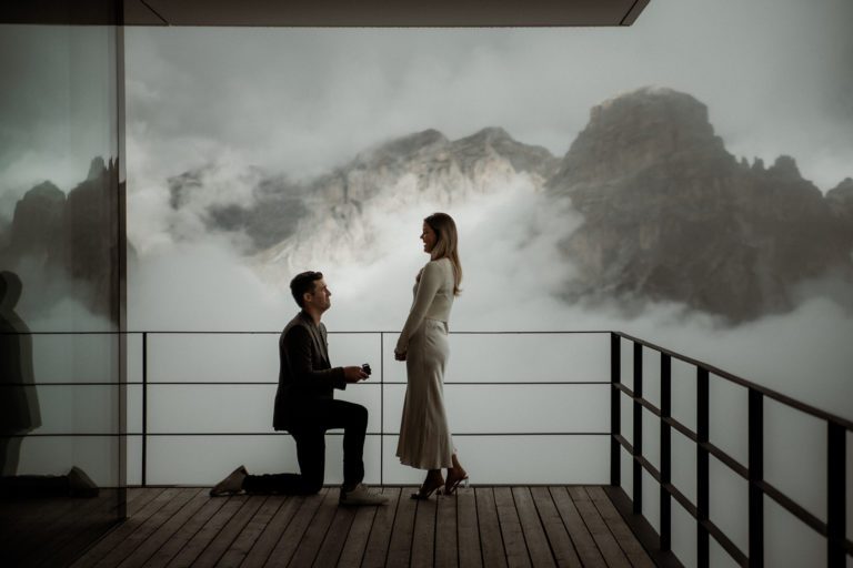 Uomo Che Fa Proposta Di Matrimonio Al Piz Boé Alpine Lounge Corvara - Proposta Di Matrimonio Segreta Sulla Terrazza di un Ristorante Dolomiti
