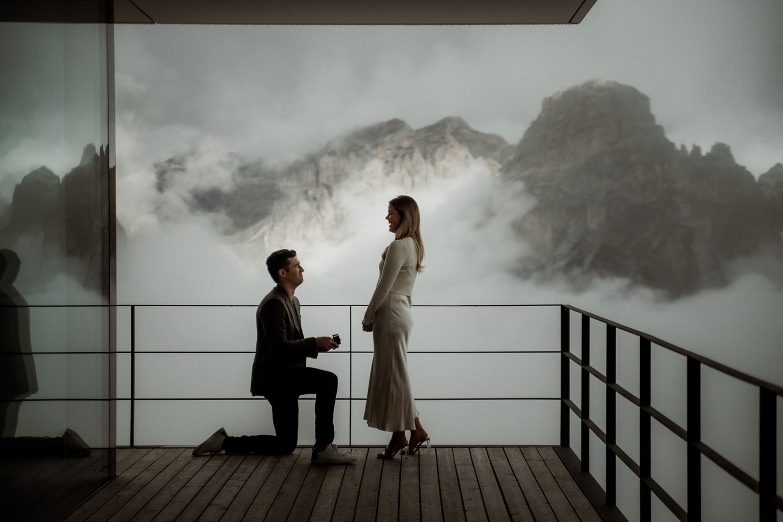 Mann macht Heiratsantrag im Piz Boé Alpine Lounge Corvara - Geheimer Heiratsantrag auf der Terrasse Restaurant Dolomiten Südtirol