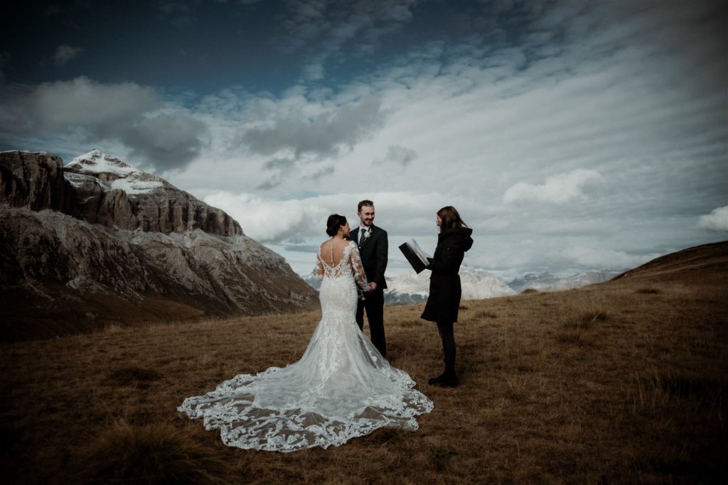 Coppia che si sposa nelle Dolomiti - Cerimonia Simbolica nelle Dolomiti Elopement Wedding