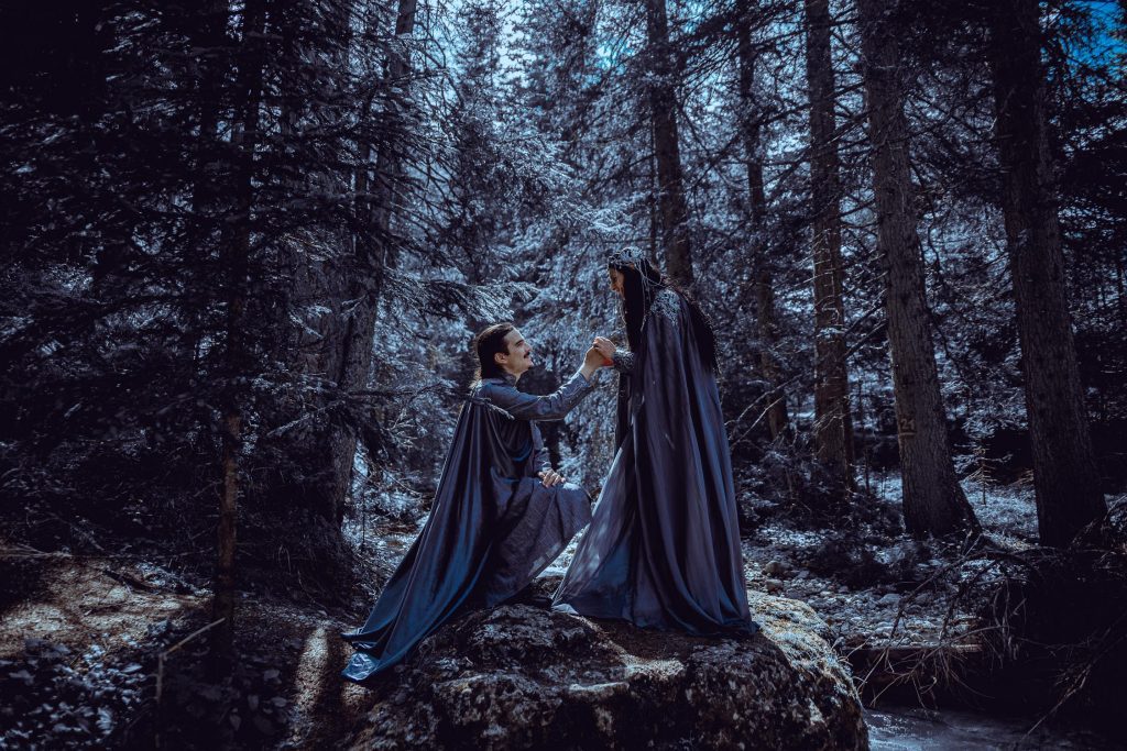 Epischer Fantasy-Hochzeitsantrag in den Wäldern Italiens