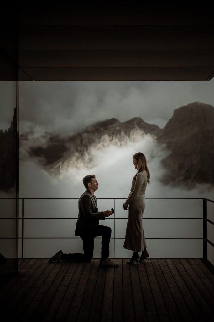 Uomo Che Fa Proposta Di Matrimonio Al Piz Boé Alpine Lounge Corvara - Proposta Di Matrimonio Segreta Sulla Terrazza di un Ristorante Dolomiti