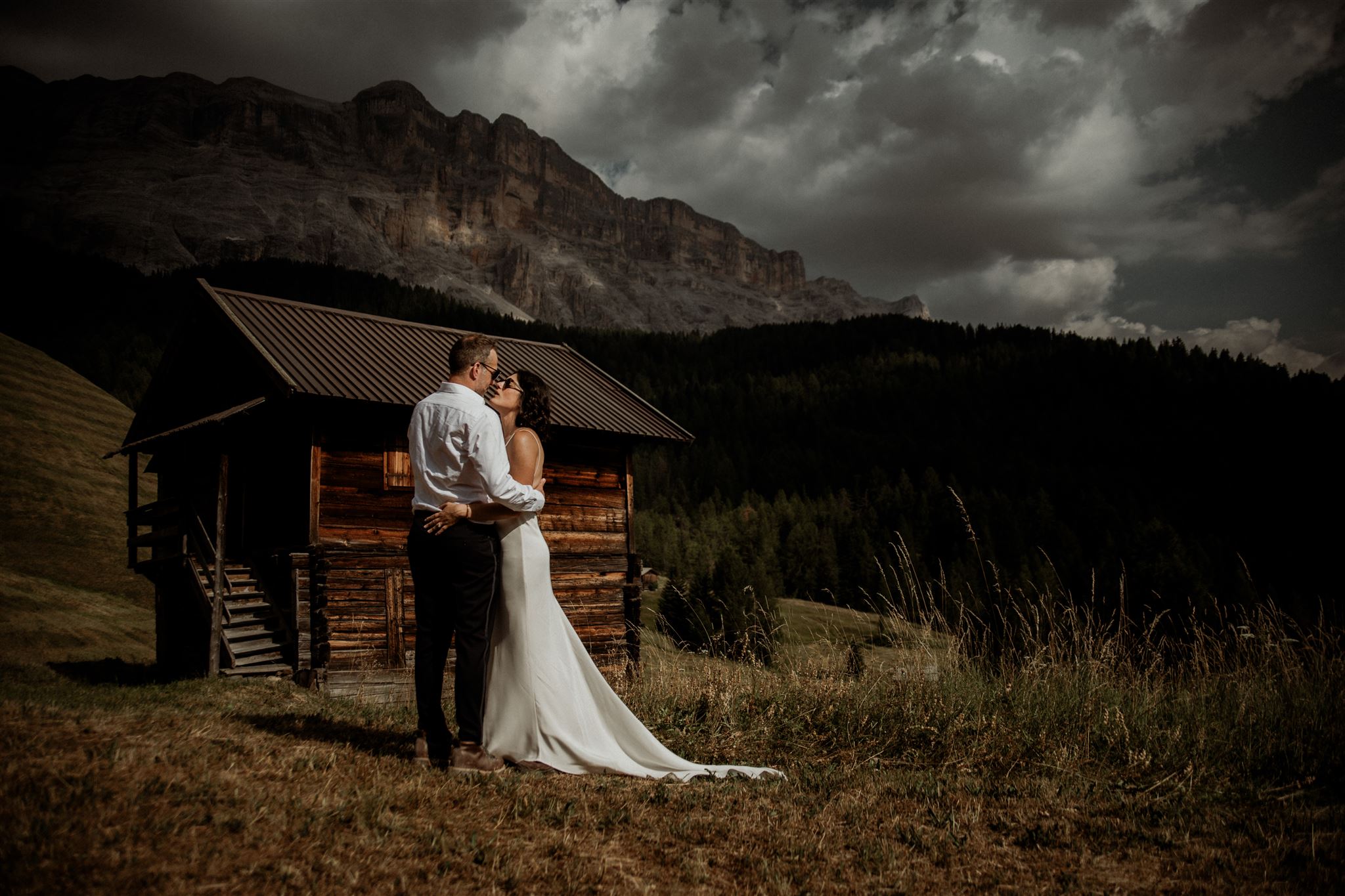 Couple kissing in secluded elopement locations in the Dolomites