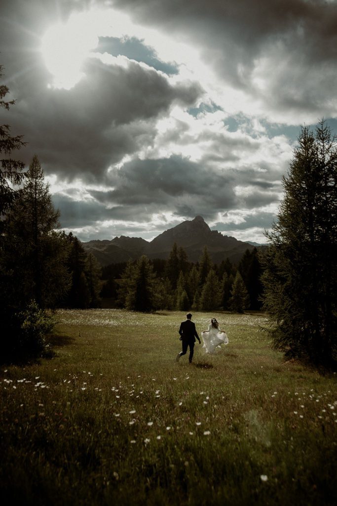 Hochzeitsfotograf Südtirol - Braut läuft auf Wiese