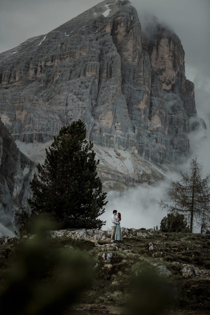 elopement photographer dolomites - couple snuggling in the dramatic dolomites landscapes