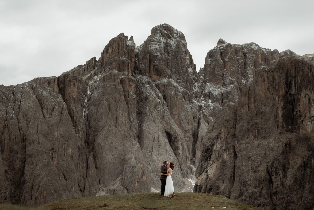 hotel luna di miele trentino alto adige - coppia che si abbraccia di fronte alle montagne