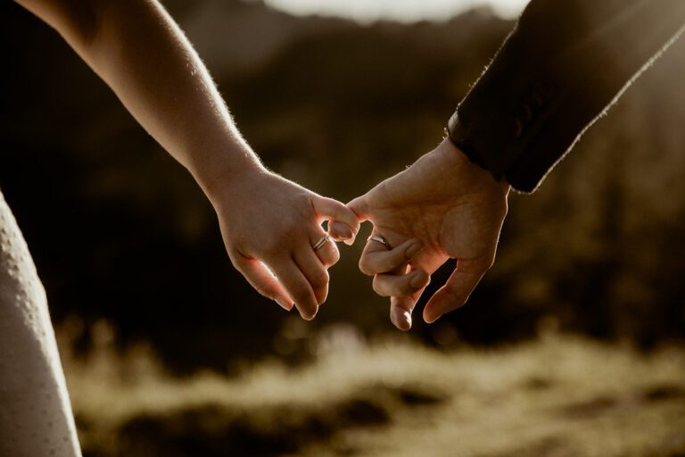 Rinnovo delle Promesse di Matrimonio sulle Dolomiti e Nord Italia: La Guida di un Duo Fotografa – Celebrante
